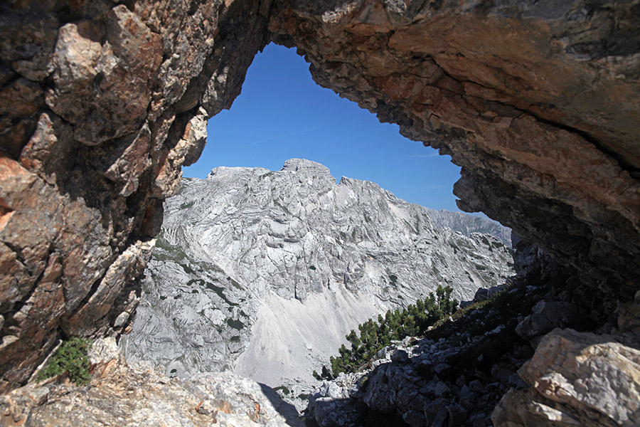 Skozi okno
Cmir skozi okno med obema Vrbanovima špicama.
Ključne besede: visoka spodnja vrbanova vrbanove špice