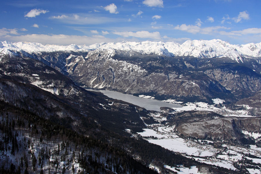 Razgled na jezero
Razgled na Bohinjsko jezero. Na njem je nekakšna mešanica ledu in snega. S Črne gore.
Ključne besede: bohinj jezero črna gora
