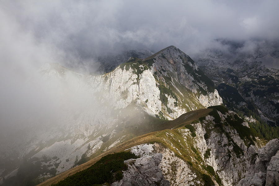 Adam in Eva
Zamegljeni Adam in jasna Eva. Spodaj Jezerski preval.
Ključne besede: jezerski stog preval adam eva preval