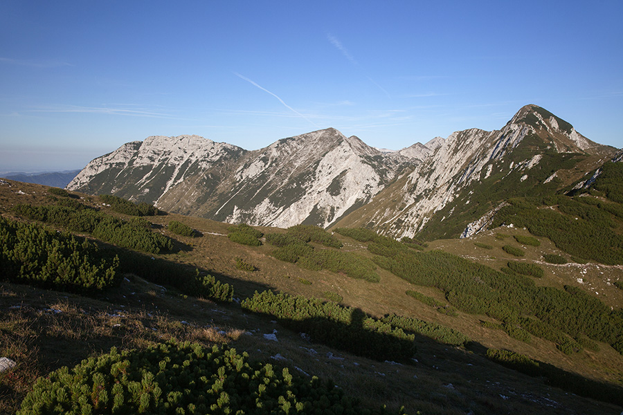 Čez Suho
Vetroven greben Čez Suho. Zadaj Žabiški Kuk, Vogel in Šija
Ključne besede: rodica čez suho žabiški kuk vogel šija
