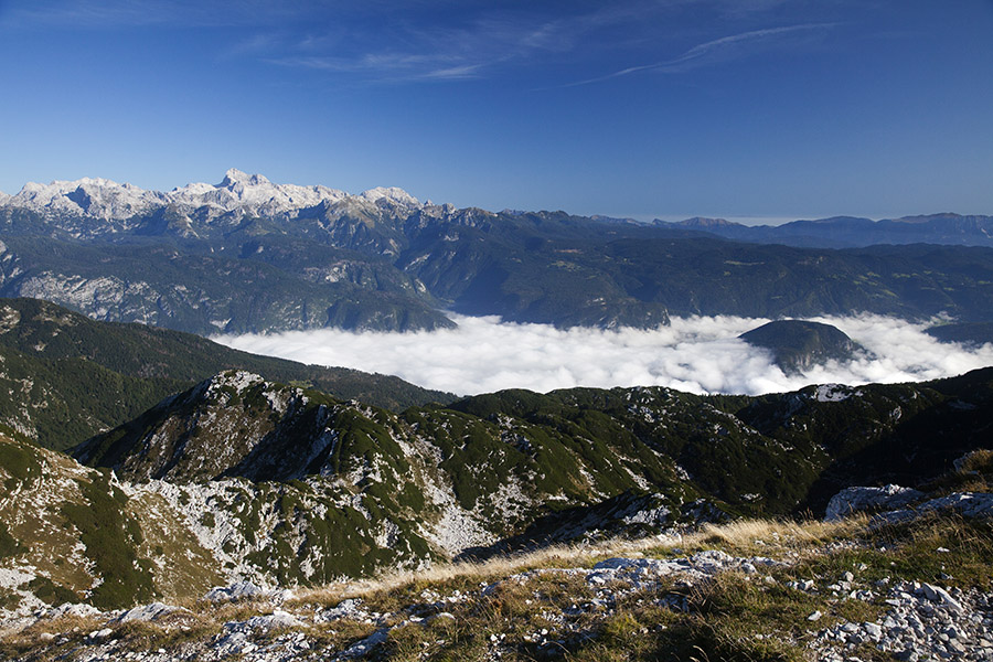 Z Rodice
Nad Bohinjem vztraja megla, Triglavsko pogorje pa brez oblačka.
Ključne besede: rodica bohinj triglav
