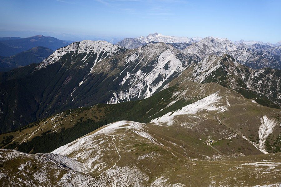Z Rodice
Klasičen pristop na Rodico preko sedla Čez Suho. Zadaj Žabiški Kuk, Vogel in Šija.
Ključne besede: rodica čez suho žabiški kuk vogel šija