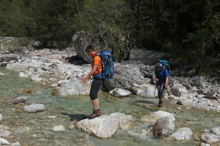 Preko T. Glagno
Potok T. Glagno med vasicama Moggesa di la in Stavolijem prebrodimo ali najdemo prehod po kamnih.
Ključne besede: moggesa di la stavoli t. glagno