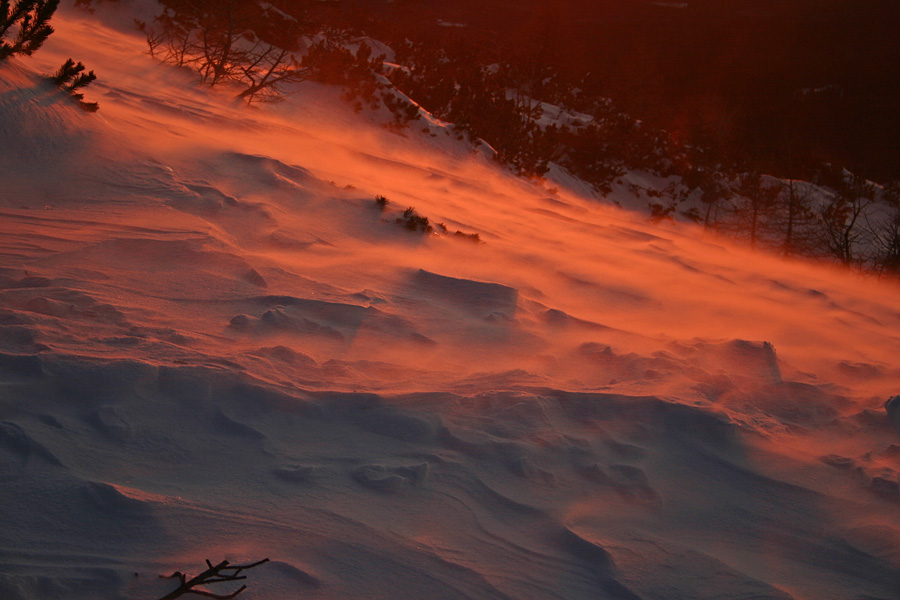 Goreči sneg
Jutro na Mrežcah. Prvi sončni žarki v divjanju snega in vetra. Fotografija je popolnoma neobdelana.
Ključne besede: mrežce