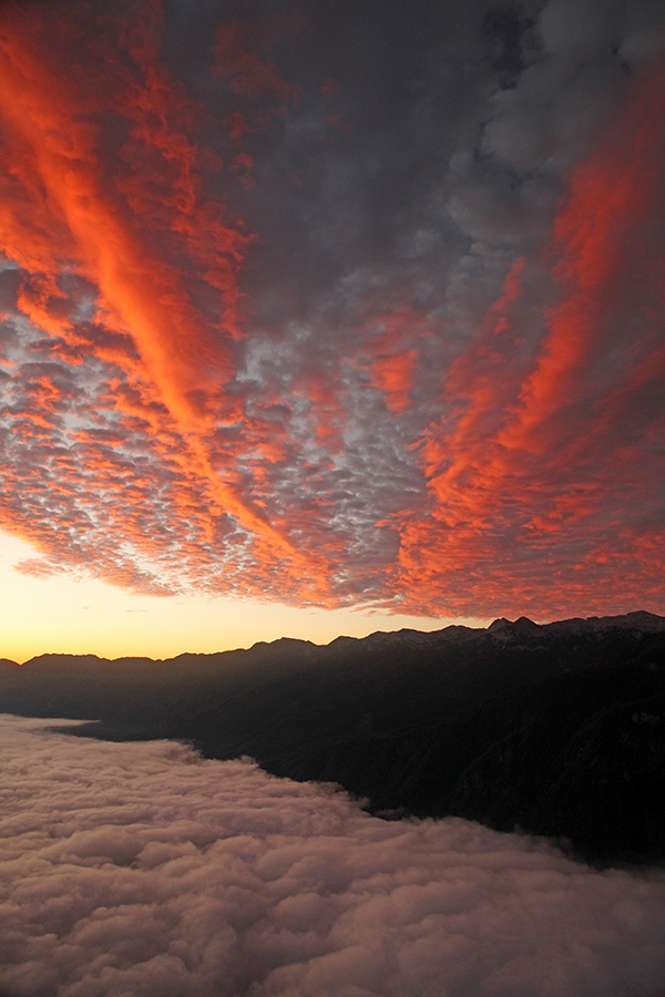Oblaki so rdeči ...
Z razglednika pod Pršivcem. Sonce je obarvalo oblake rdeče.
Ključne besede: pršivec bohinjsko jezero