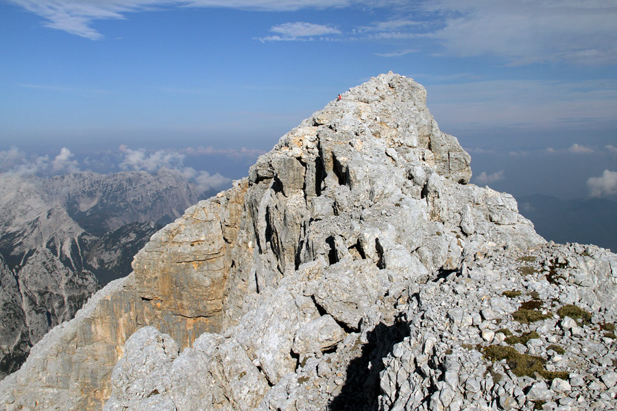 Po grebenu Dolkove špice
Vrh Dolkove špice z juga. Proti Spodnji Dolkovi špici vodi greben, ki je nekje na sredini presekan s sitno škrbino. Sam vrh Spodnje Dolkove špice je na južnem koncu grebena. 
Ključne besede: dolkova špica