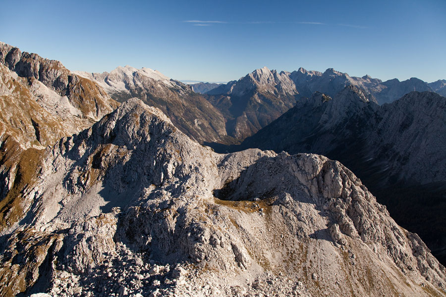S Šmihelovca I.
S Šmihelovca. Sedlo Čez lužo, Zagorelec, zadaj pa Mojstrovke, prisojnik, Razor in Škrlatica.
Ključne besede: šmihelovec sedlo čez lužo zagorelec mojstrovke prisojnik škrlatica razor