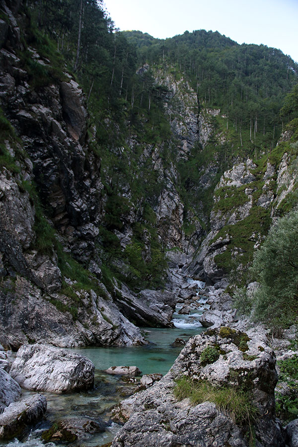 Preko bistrih potokov
Proti bivaku ozr. zavetišču Rio Nero.
Ključne besede: zavetišče ricovero casera rio nero