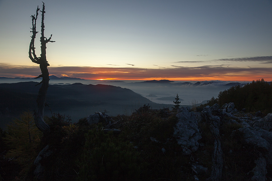Pred sončnim vzhodom
Tik pred sončnim vzodom na planini Krstenica.
Ključne besede: planina krstenica