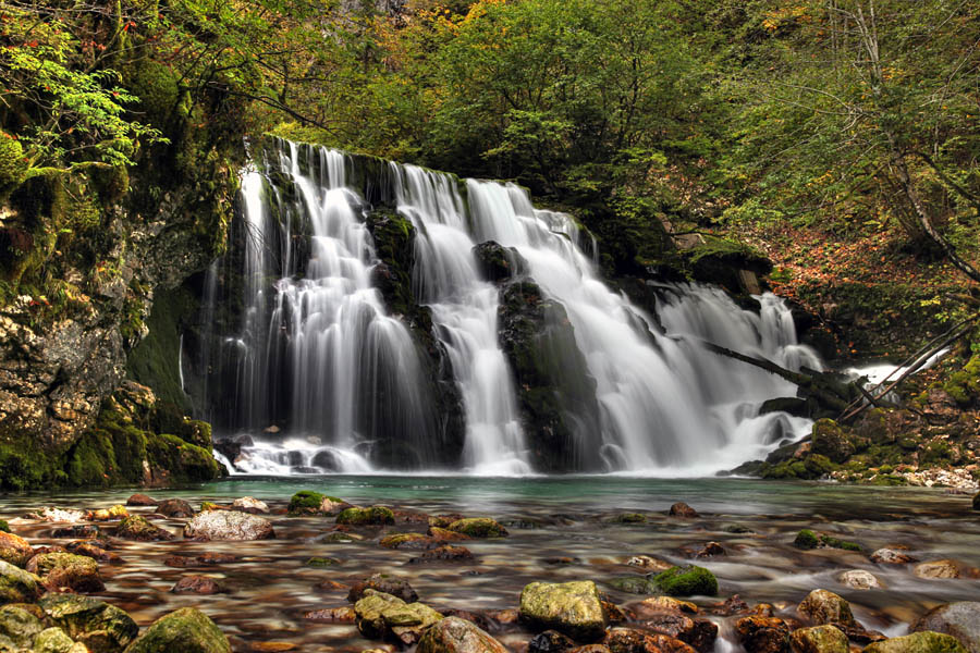 Slap izvira Bistrice II.
Na delu od koder je nastal posnetek je bil nekoč most, sedaj pa je treba do tja čez brzice.
Ključne besede: izvir bistrica slap bohinj