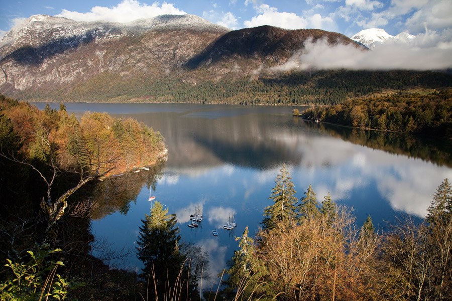 Jesen v Bohinju I.
Z razglednika Na skalci.
Ključne besede: bohinjsko jezero