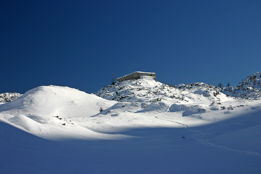 Planina govnjač
Najnižji del planine Govnjač je znan kot mrazišče. Konec januarja 2006 je bila menda izmerjena temperatura dobrih 40 stopinj pod ničlo. Na hribu ostanki kasarne.
Ključne besede: planina govnjač mrazišče