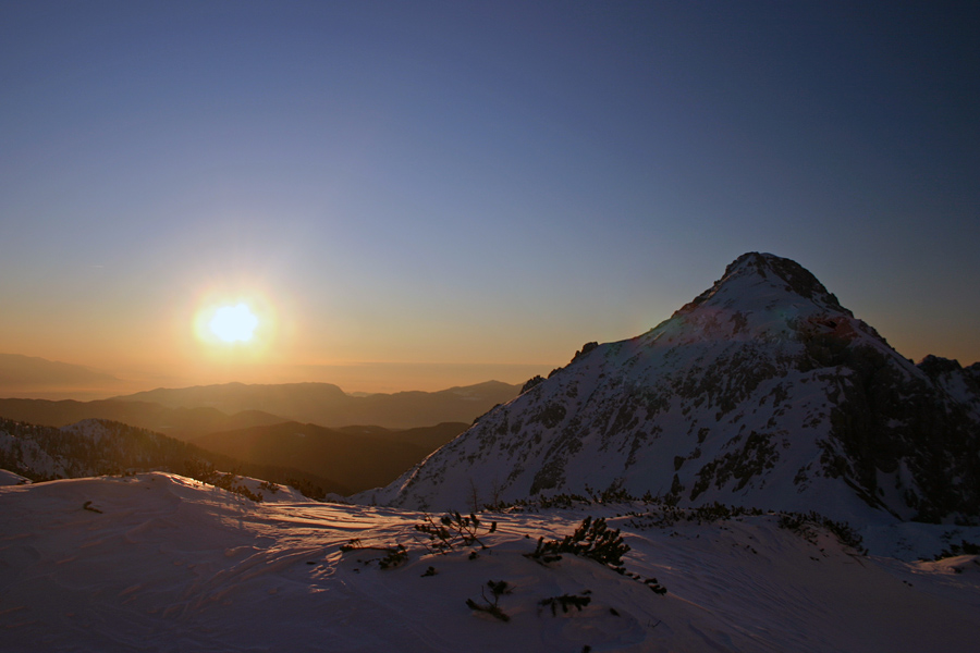 Ablanca
Pričakati sončni vzhod v gorah je vedno doživetje. S poti na Veliki Draški vrh. Gora desno je Ablanca.
Ključne besede: ablanca veliki draški vrh