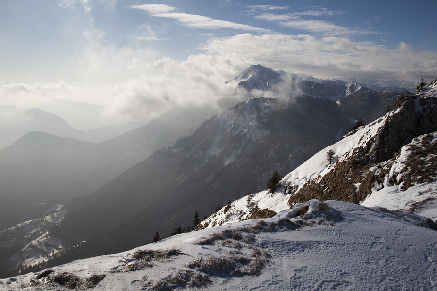 Po vrhovih nad Soriško planino V.
Sedlo pod Slatnikom. V času Rapalske meje je do sem vozila tovorna žičnica. Zadaj v meglah je Črna prst.
Ključne besede: soriška planina slatnik črna prst