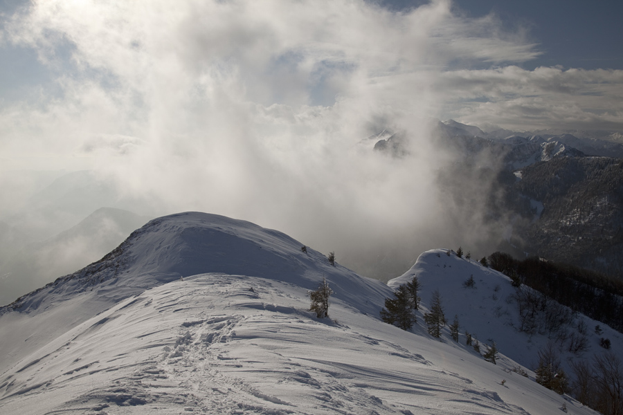 Po vrhovih nad Soriško planino VIII.
Iznad Baškega sedla se dvigajo megle.
Ključne besede: soriška planina baško sedlo slatnik črna prst