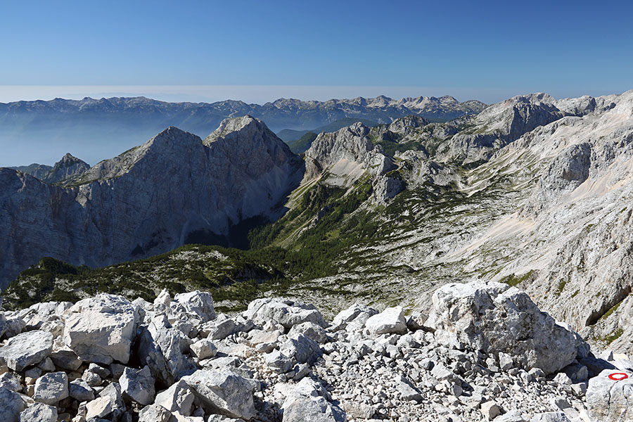 Z Rjavine
Na južno stran. Veliki Draški vrh, Tosc in Vernar.
Ključne besede: rjavina veliki draški vrh rjavina vernar škednjovec debeli vrh
