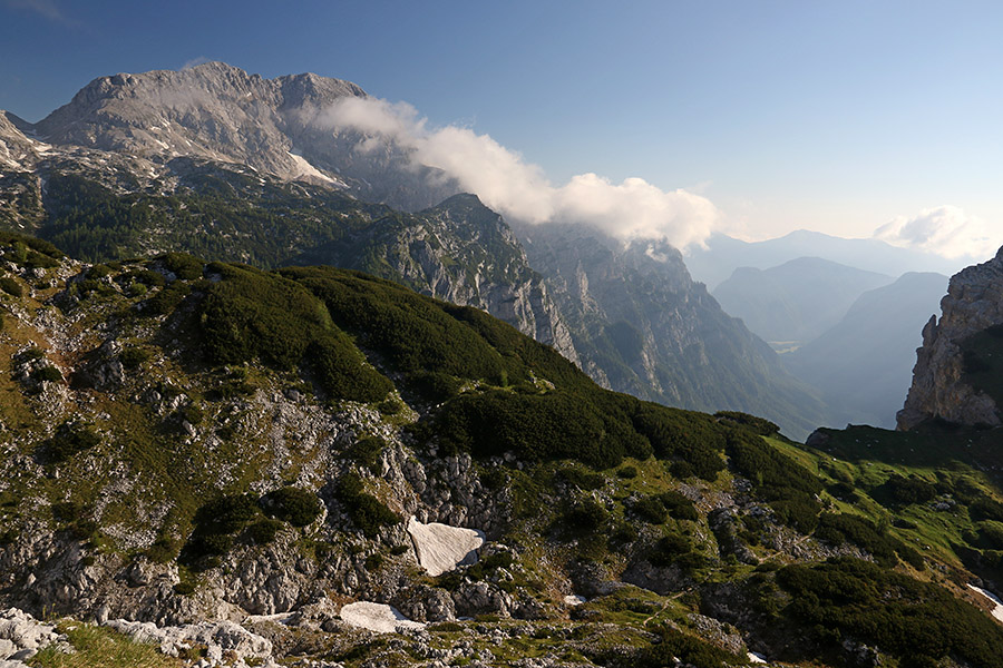 Pot na Veliki Draški vrh
Pot na Veliki Draški vrh. Zadaj Rjavina v meglah pa Luknja peč.
Ključne besede: veliki draški vrh rjavina luknja peč