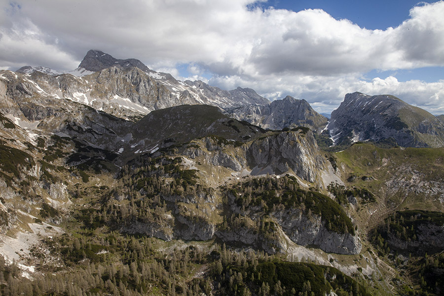 Z Ogradov
Proti Triglavu. Spredaj je Prevalski Stog ter Adam in Eva.
Ključne besede: ogradi triglav prevalski stog adam eva tosc