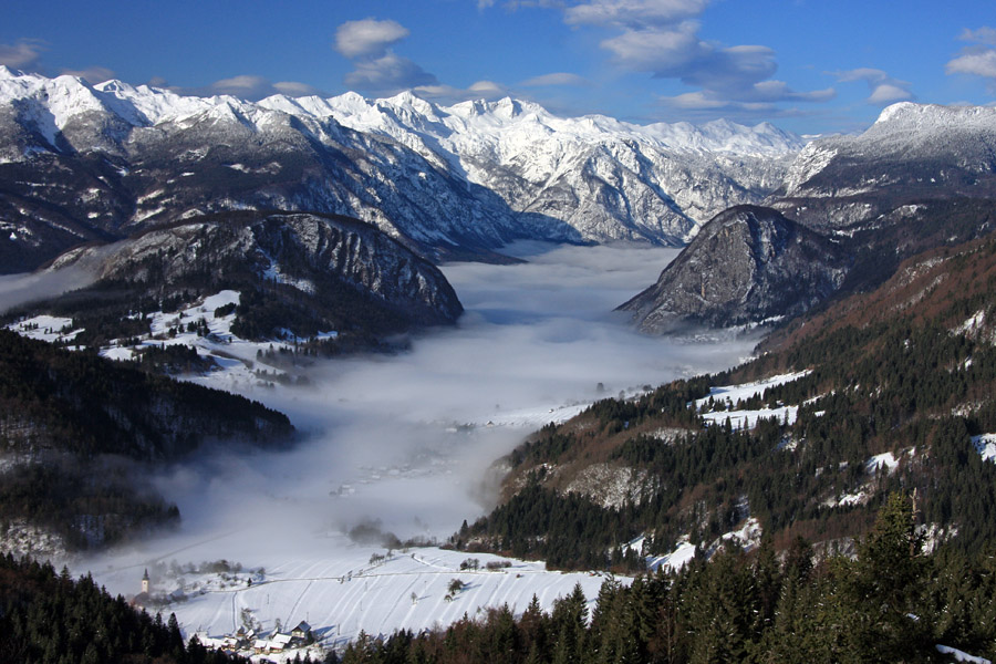 Vodnikov razglednik II.
Jutro na Vodnikovem razgledniku. Bohinjska Zgornja dolina in jezero v megli.
Ključne besede: bohinj vodnikov razglednik zgornja bohinjska dolina jezero