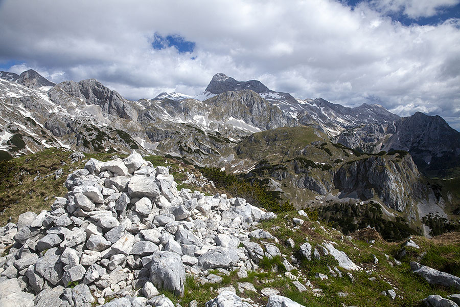 Na Ogradih
Velik možic na vrhu. Zadaj Triglav s sosedi.
Ključne besede: ogradi triglav
