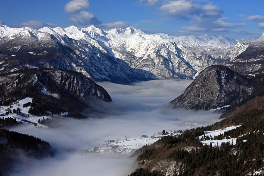 Vodnikov razglednik I.
Jutro na Vodnikovem razgledniku. Bohinjska Zgornja dolina in jezero v megli.
Ključne besede: bohinj vodnikov razglednik zgornja bohinjska dolina jezero