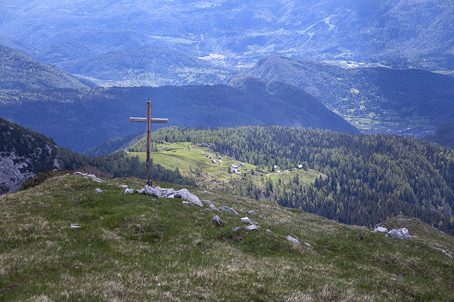 Na Ogradih
Križ na Ogradih. Spodaj je planina Krstenica.
Ključne besede: obradi planina krstenica