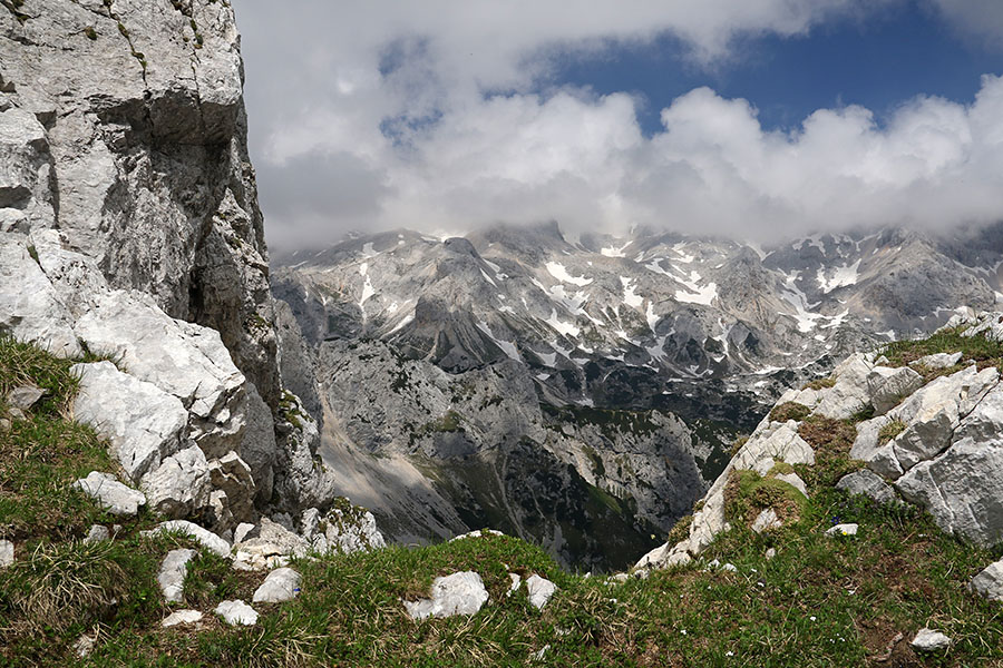 S sedla
S sedla med Velikim Draškim vrhom in Toscem. Triglav s sosedi v meglicah.
Ključne besede: veliki draški vrh tosc vernar