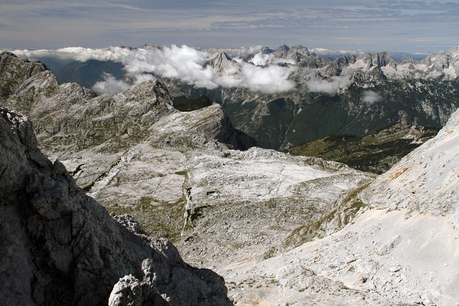 Z Vršaka II.
S prvrga (vzhodnega) Vršaka. Ta vršak je v verigi Vršakov najvišji. Razgled na Lepo Ššpičje in zgornji del doline Triglavskih jezer.
Ključne besede: vršak lepo špičje dolina triglavskih jezer