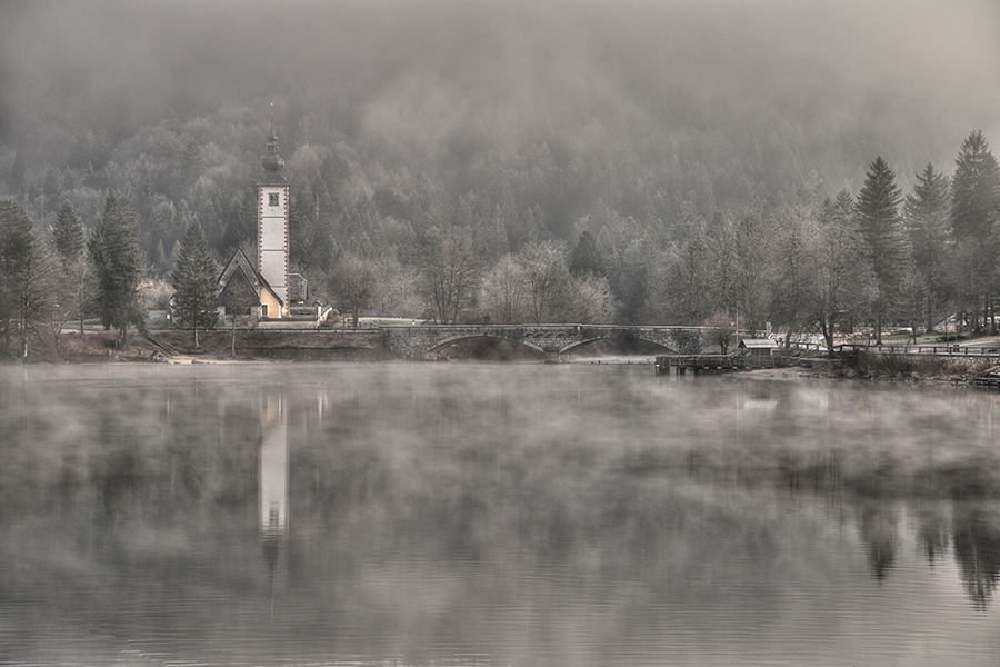 Sveti Janez
Ko se dvigajo meglice ...
Ključne besede: bohinjsko jezero sveti janez