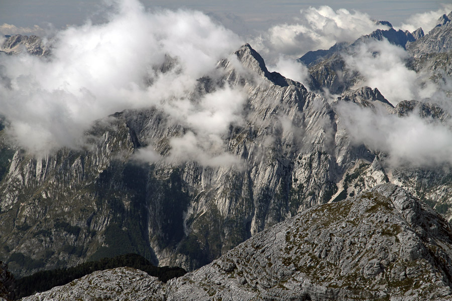 Bavški Grintavec
Bavški Grintavec v meglicah. Z zadnjega (zahodnega) Vršaka.
Ključne besede: bavški grintavec vršak zahodni vrh