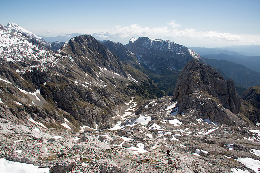 Pot na Vrh Hribaric
Med snegom in kopnimi deli proti Vrhu Hribaric. Zadaj levo je Mišelj vrh, desno pa Škednjovec.
Ključne besede: vrh hribaric mišelj vrh škednjovec