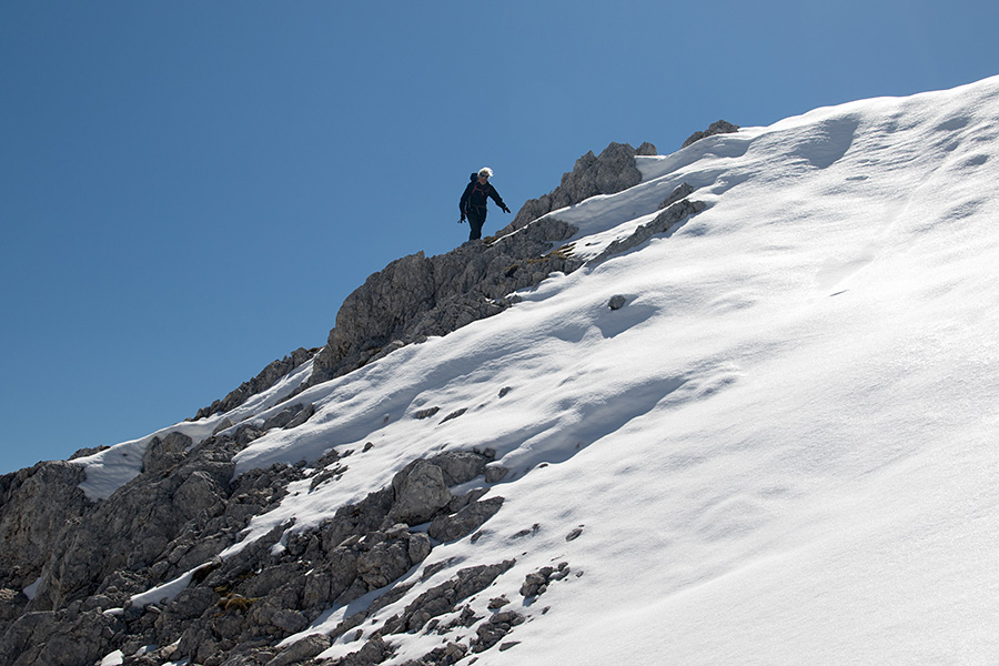 Z Vrha Hribaric
To snežišče pa je bilo povsem ledeno in se mu je k sreči dalo ogniti.
Ključne besede: vrh hribaric