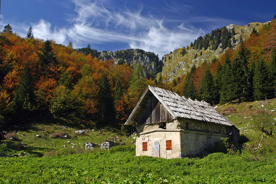 Stan v planini Za Črno goro
Edini zidani stan v planini Za Črno goro (Ravharska planina).
Ključne besede: planina za črno goro ravharska planina