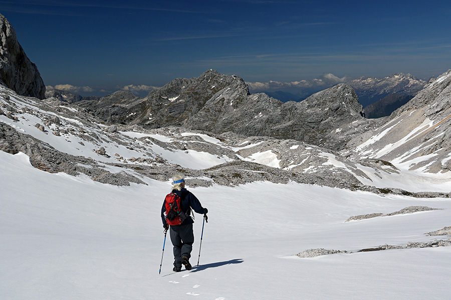 Čez Hribarice
Čez Hribarice proti dolini Triglavskih jezer. Hribarice so večinoma še vsa v snegu. Zadaj se kaže Veliko Špičje.
Ključne besede: čez hribarice dolina triglavskih jezer veliko špičje