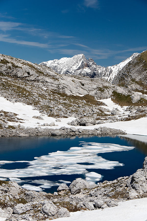 Rjavo jezero
Zadnji ostanki ledu in snega v Rjavem jezeru.
Ključne besede: dolina triglavskih jezer rjavo jezero