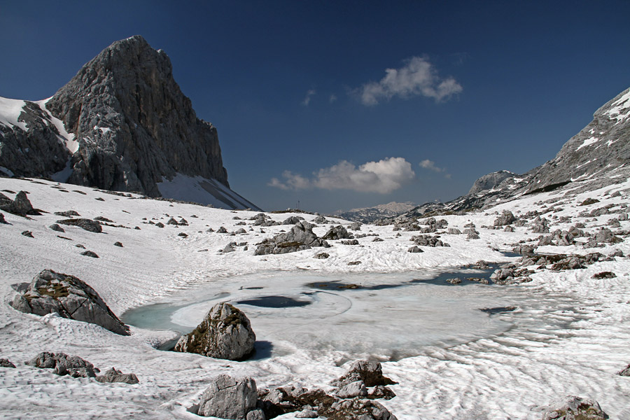 Zeleno jezero z Veliko Zelnarico
Zeleno jezero se je pričelo topiti. Ponavadi sem podobno sliko posnel mesec kasneje (kar se tiče snega).
Ključne besede: zeleno triglavsko jezero velika zelnarica 7j