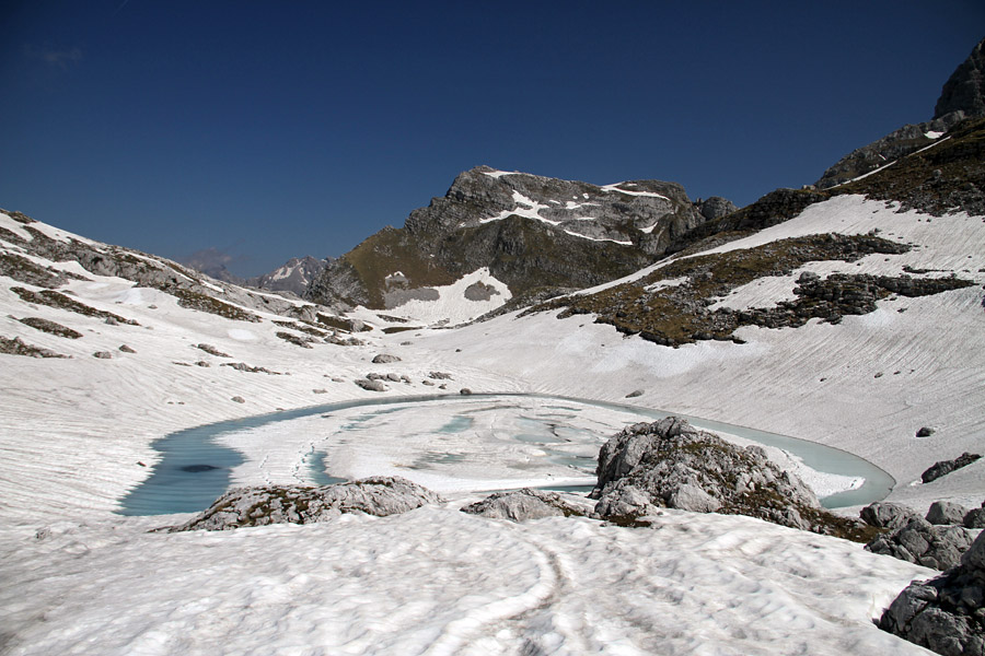 Rjavo jezero in Vodnikov Vršac
Rjavo jezero in Vodnikov Vršac.
Ključne besede: rjavo jezero triglavska sedmera jezera vodnikov vršac
