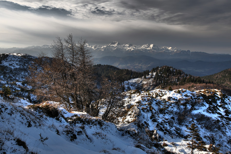 Z Altemaverja
Zgodnji sneg na Altemaverju. Triglavske gore pa je že zajela nova oblačnost.
Ključne besede: altemaver ratitovec triglav