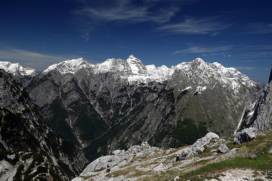 S Prehodavcev
Kulisa gora izpred koče na Prehodavcih.
Ključne besede: prehodavci prisojnik prisank razor pihavec