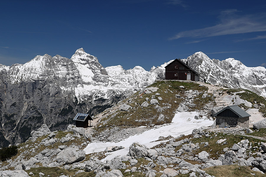 Prehodavci
Na res fantastičnemu kraju je postavljena koča na Prehodavcih.
Ključne besede: prehodavci