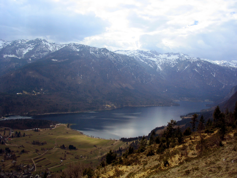S Studorja
Pogled na jezero s Studorja.
Ključne besede: studor bohinjsko jezero bohinj pomlad