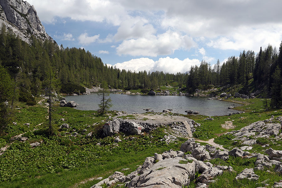 Dvojno jezero
Tudi ob Dvojnem jezeru nisva srečala nikogar :)
Ključne besede: dolina triglavskih jezer dvojno jezero