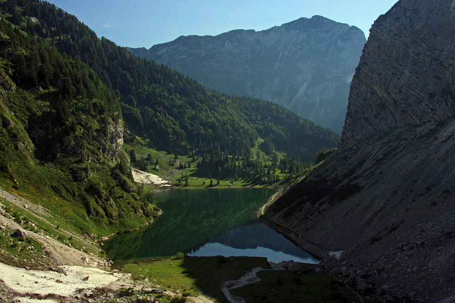 Krnsko jezero III.
Krnsko jezero tokrat z zahoda.
Ključne besede: krn krnsko jezero