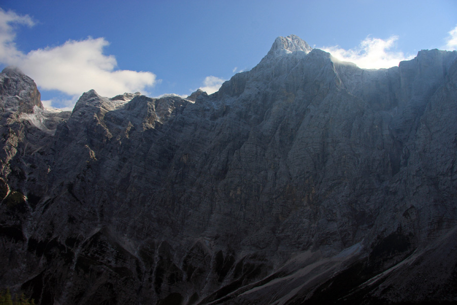 Severna Triglavska
Šele ob vrnitvi so se gore otresle megle in oblakov. Med njimi tudi Triglav s svojo prepadno severno steno. Čez Sovatno.
Ključne besede: triglav severna strena čez sovatno