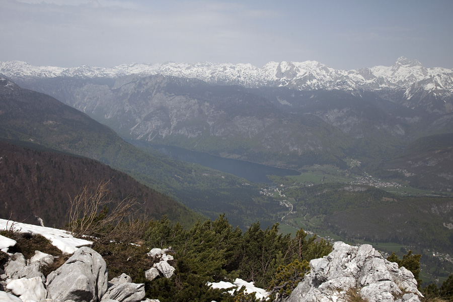 Z Lisca II.
Bohinjsko jezero z Lisca. Danes sicer ni bil dan za fotografiranje - sivo nebo in megleno ozračje (mrč).
Ključne besede: lisec bohinjsko jezero