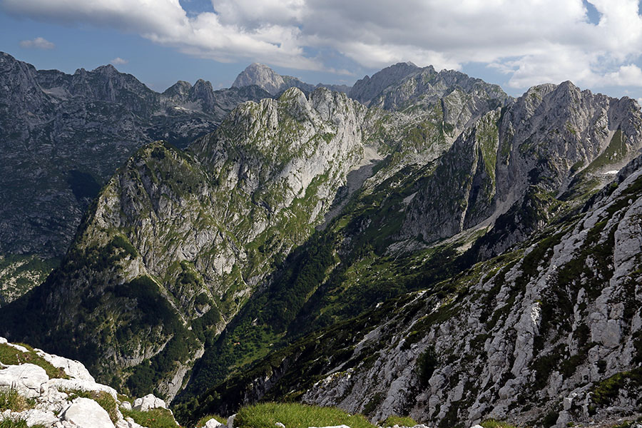 Z Vrha Ruš
Pogled proti Pihavcu (na sredini).
Ključne besede: vrh ruš obljak mali veliki pihavec