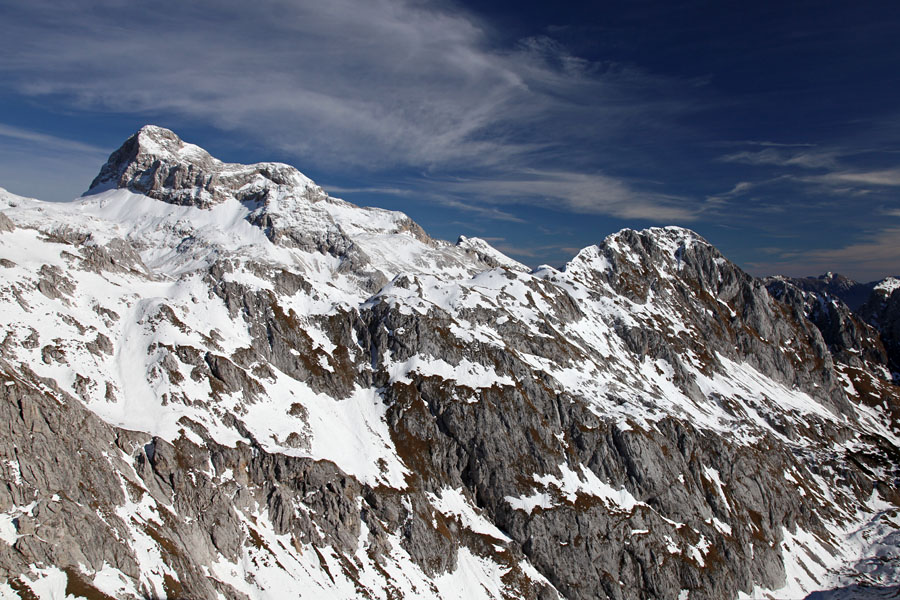 Nad Mišeljsko dolino
S sedla med Škednjovcem in Vrhom Hribaric. Triglav in Mišelj vrh.
Ključne besede: sedlo škednjovec vrh hribaric triglav mišelj vrh mišeljska dolina