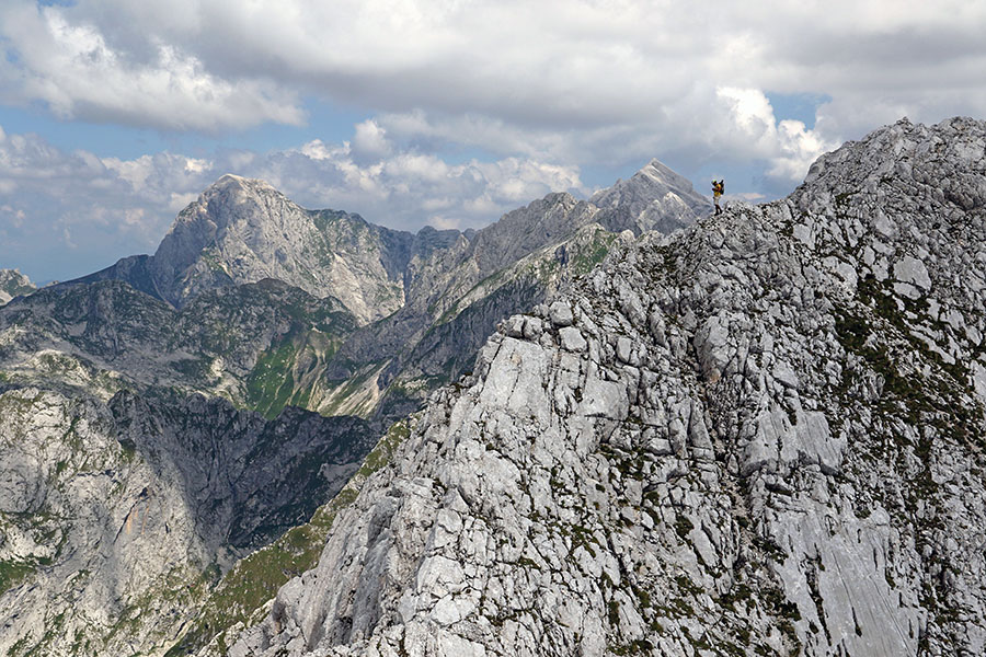 Pot na Mali Grintavec
Edini planinec ki smo ga srečali se je preko Malega Grintavca vračal z Bavškega Grintavca. Mangart, Jalovec in povsem desno vrh Malega Grintavca.
Ključne besede: mali grintavec mangart jalovec
