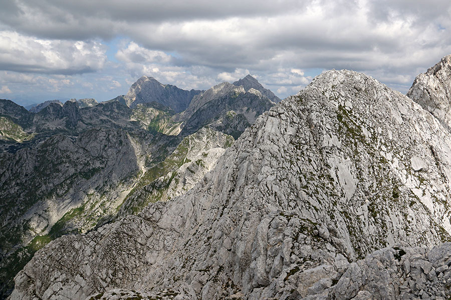 Mali Grintavec
Kraj, kjer je nastal posnetek bi lahko imenoval kar predvrh Malega Grintavca. Z Vrh Brda pripelje do sem lepa grebenska pot, ki od tod naprej postane zahtevnejša. Zadaj seveda Mangart in Jalovec.
Ključne besede: mali grintavec mangart jalovec