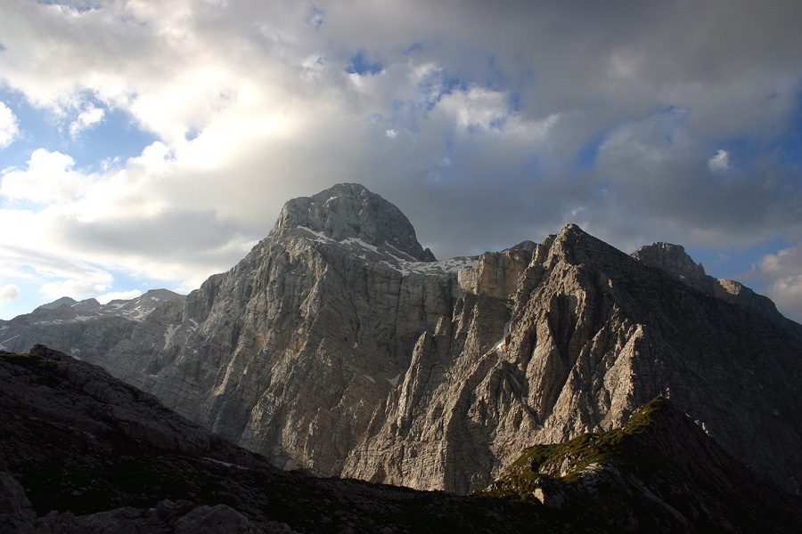 Triglav
Severna stena Triglava pada v dolino Vrat. S poti proti Bovškemu Gamsovcu.
Ključne besede: bovški gamsovec triglav